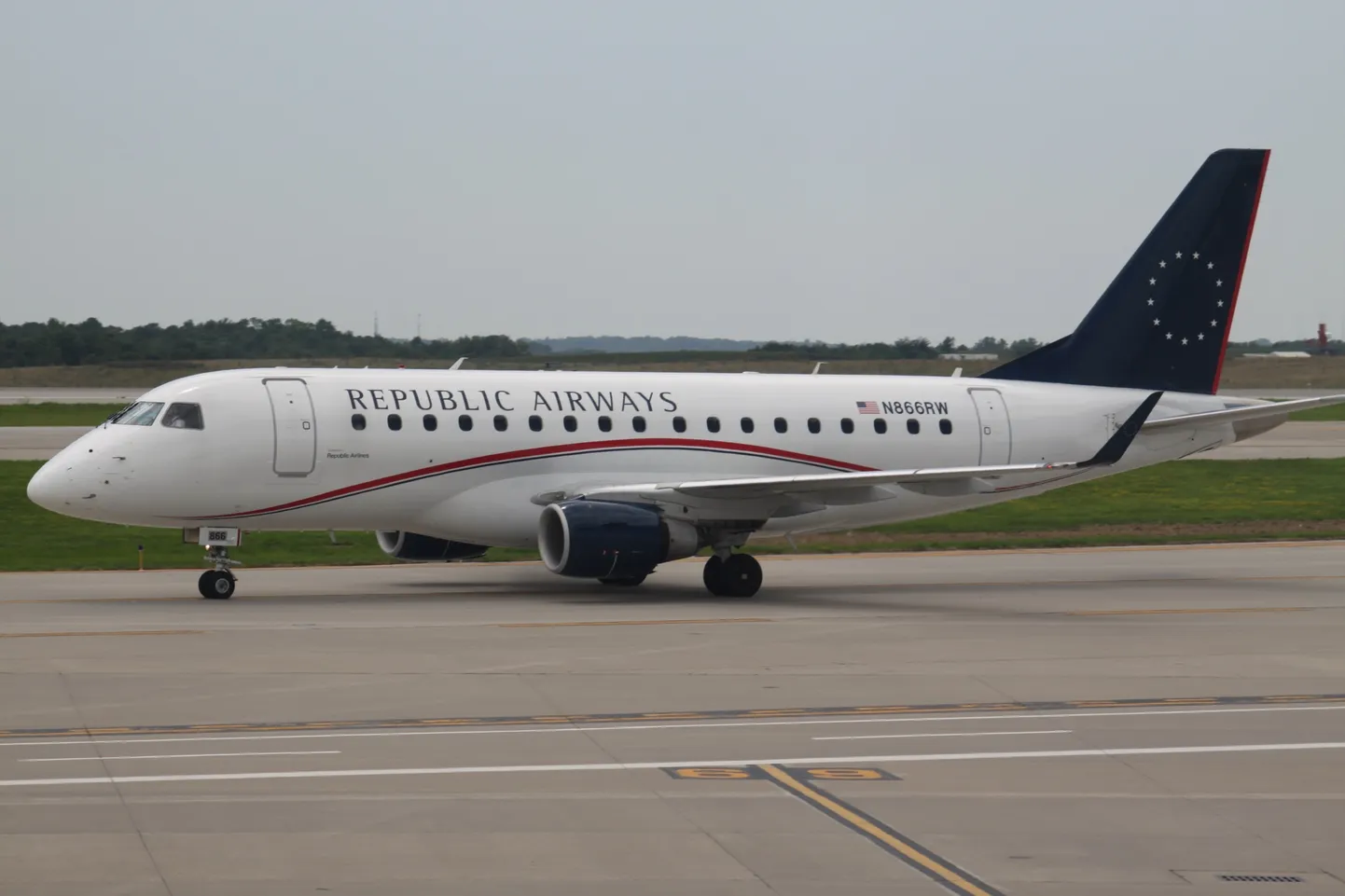 Republic Airways opereerib mitmeid American Eagle, Delta Connectioni ja United Expressi kaubamärkide all müüdavaid lende. Mida pikemad on marsruudid ja mida suuremad lennukid, seda kõrgem on  reeglina ka lendurite staaž.