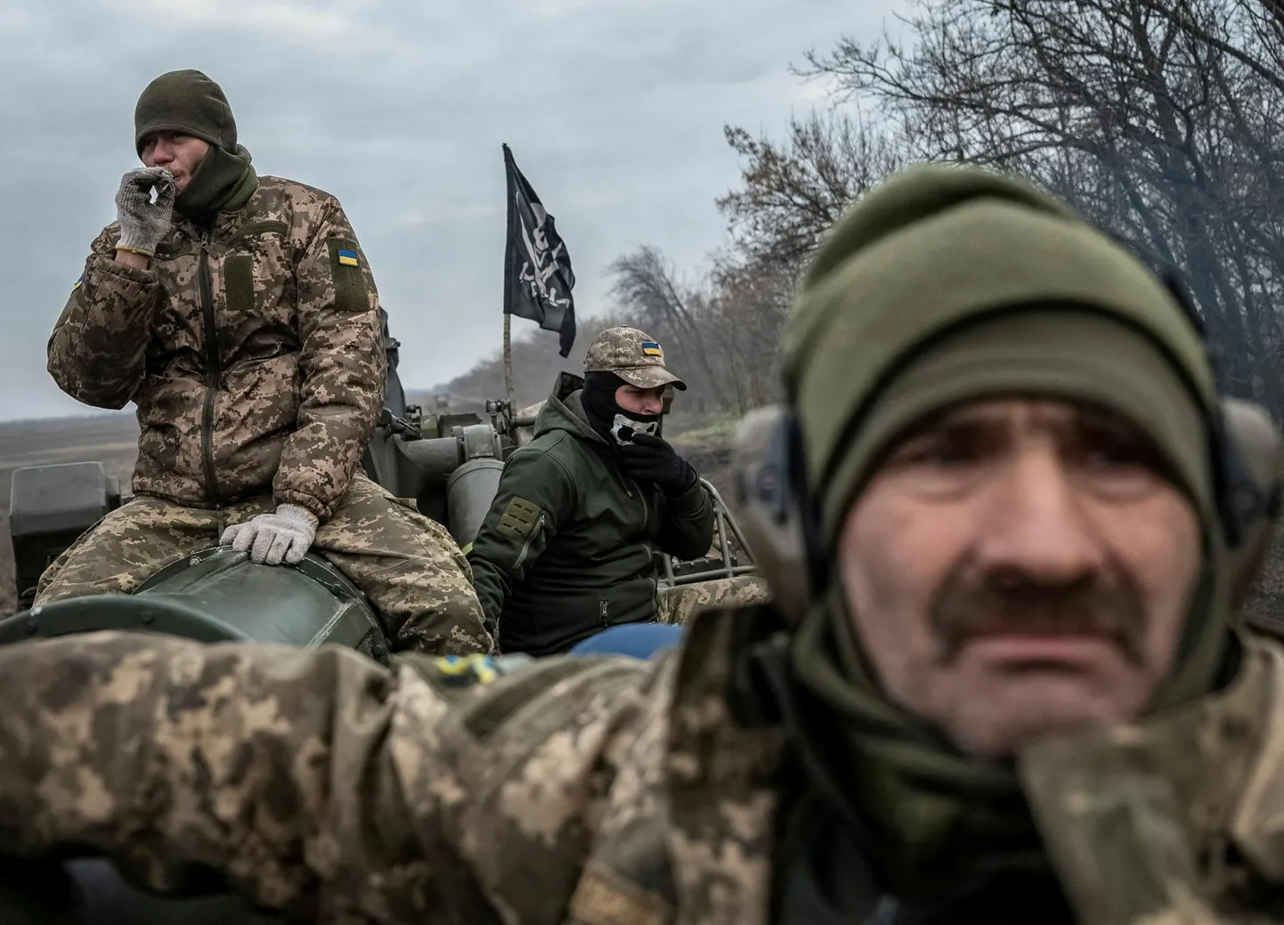 Ukraina sõdurid sõidavad Hersoni oblastis rinde lähistel nõukogudeaegse liikursuurtükiga 2S7 Pion.