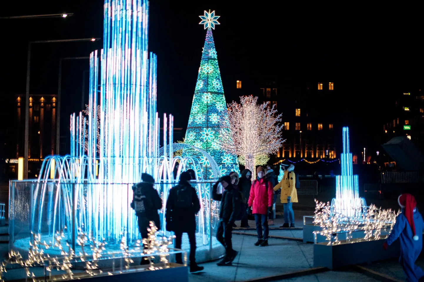 Vabaduse väljakule rajatud valguspark täieneb uute elementidega kuni jõuludeni.