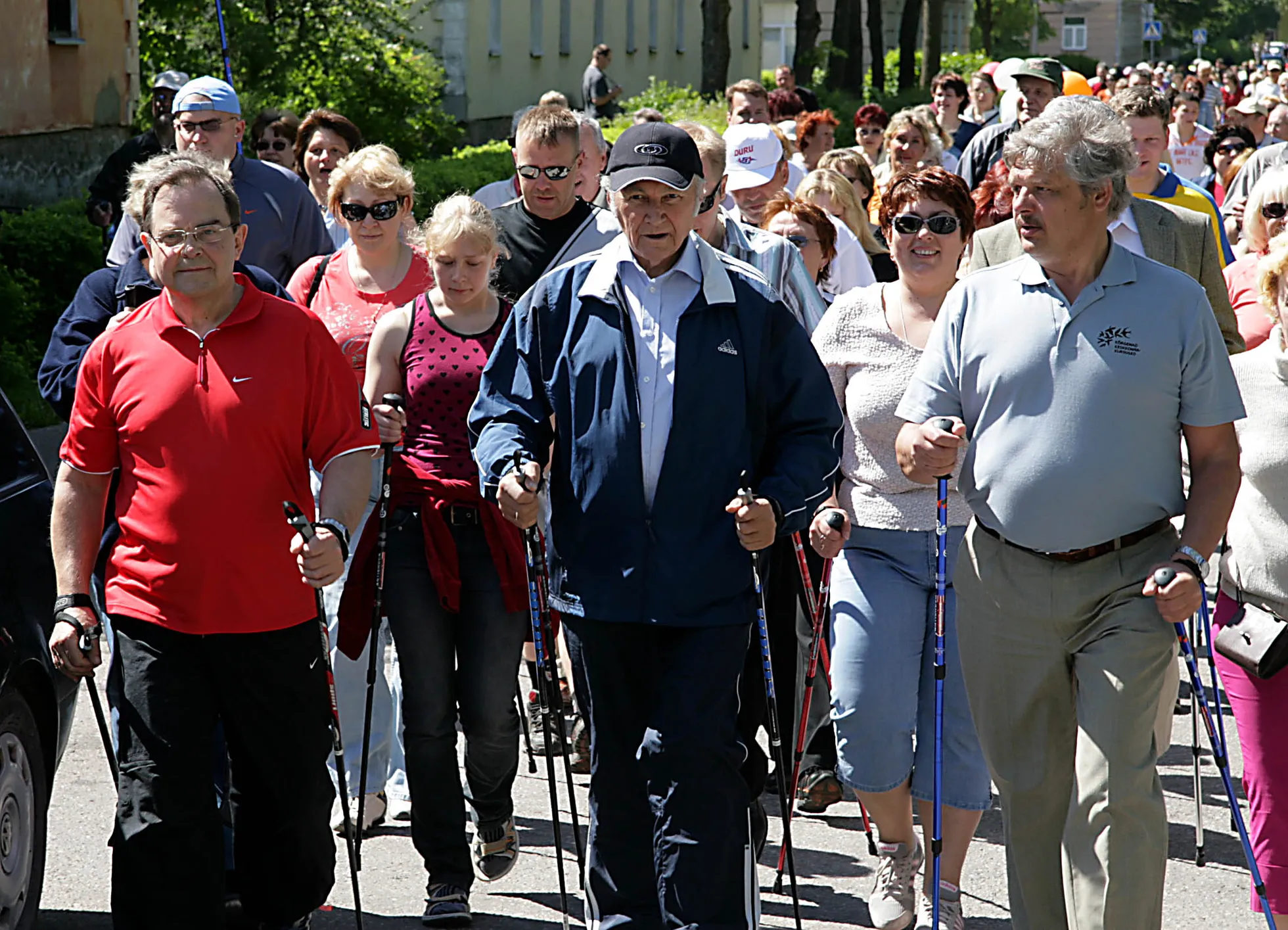 В мае 2008 года, когда 80-летний Арнольд Рюйтель был уже свободен от президентских обязанностей, он шагал по Кескаллеэ во главе колонны из примерно 300 человек на празднике в честь Дня химика в Кохтла-Ярве в таком темпе, что многим участникам моложе него приходилось сильно постараться, чтобы поспеть за ним. Рядом с Арнольдом Рюйтелем идут тогдашний президент Эстонского олимпийского комитета Март Сийманн и тогдашний ида-вируский уездный старейшина Рихо Брейвель.