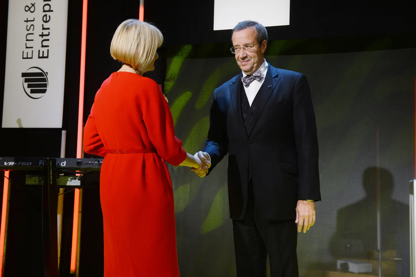 Toomas Hendrik Ilves eile Aasta Ettevõtja välja kuulutamise pidulikul üritusel. Pildil koos võitja Ruth Oltjeriga Chemi-Pharmist.