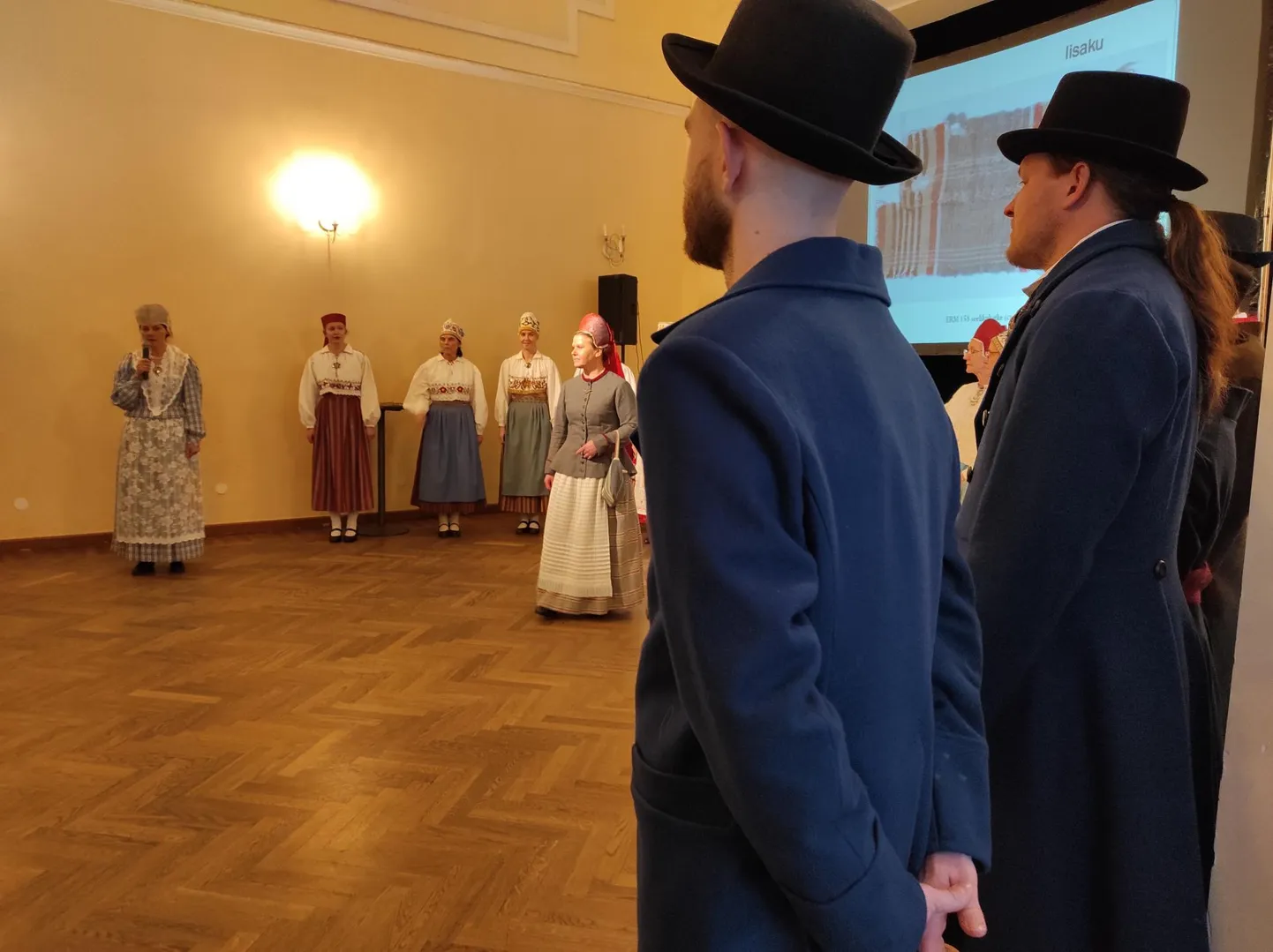 Kersti Loite tutvustas rahvarõivapäeval Virumaa kihelkondade rahvarõivaid.