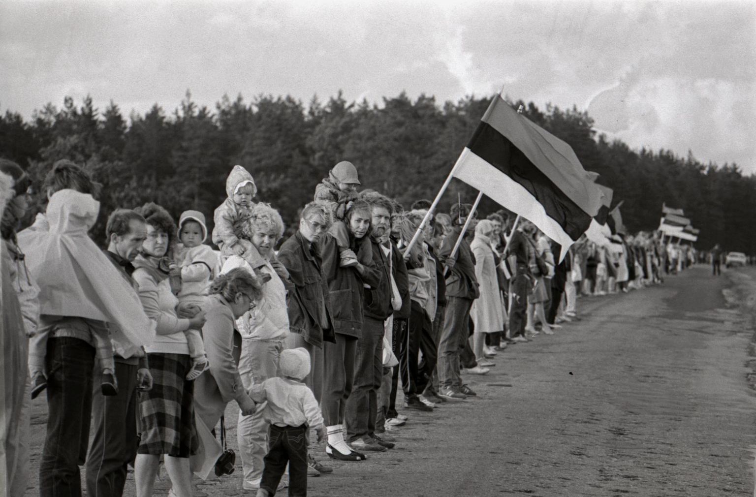 23.08.1998. Balti kett Molotovi-Ribbentropi pakti 50. aastapäeval. FOTO: Harald Leppikson/Rahvusarhiiv