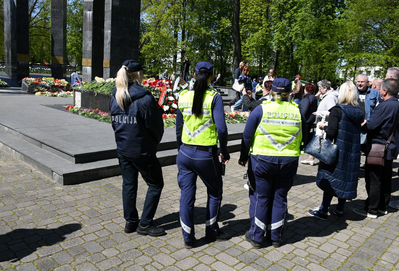 Pretēji aizliegumam 9. maijā rīkot publiskus svētku pasākumus un gājienus, cilvēki ieradušies nolikt ziedus pie mūžīgās uguns Dubrovina parkā Daugavpilī.