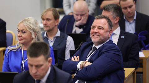 Linnavolikogu istung algas palaganiga