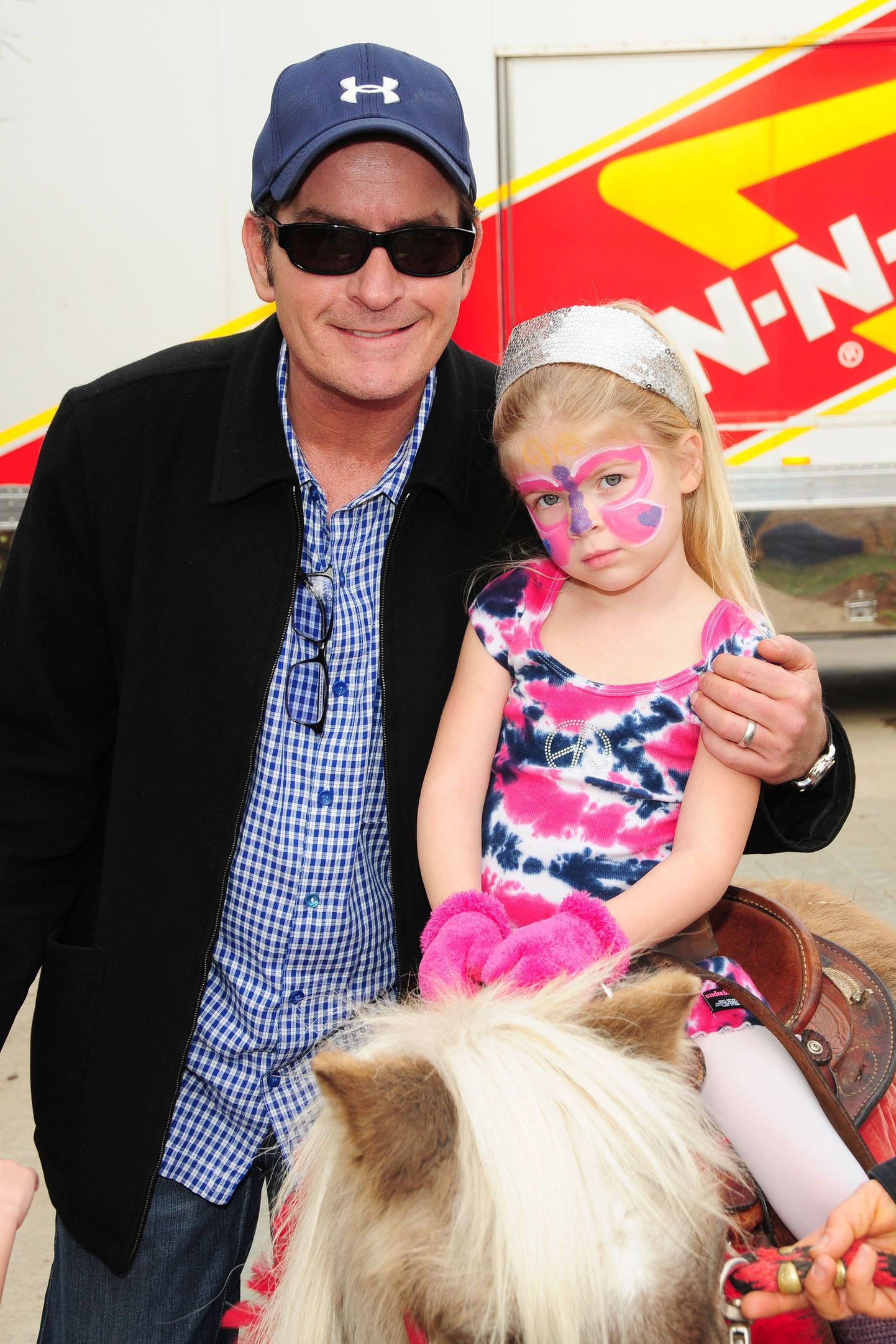 Charlie Sheen oma tütre Lolaga 2009. aastal.