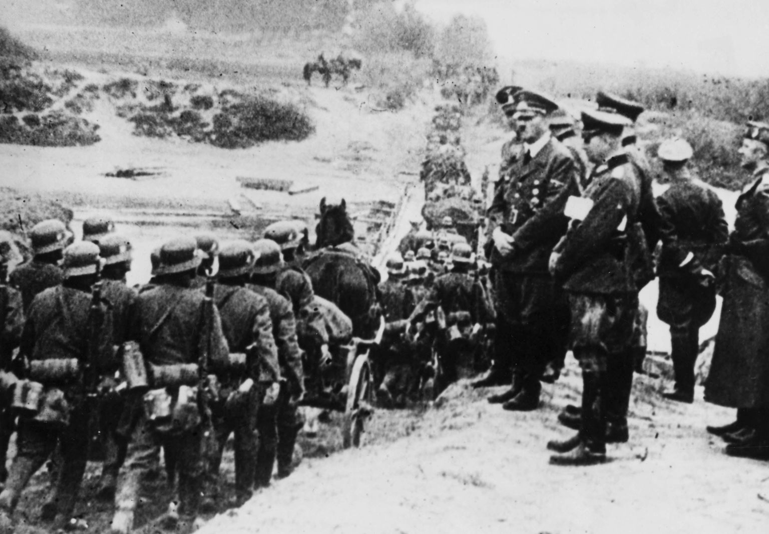 Adolf Hitler tervitamas 1. septembril 1939 Poolasse sisenenud Saksa vägesid