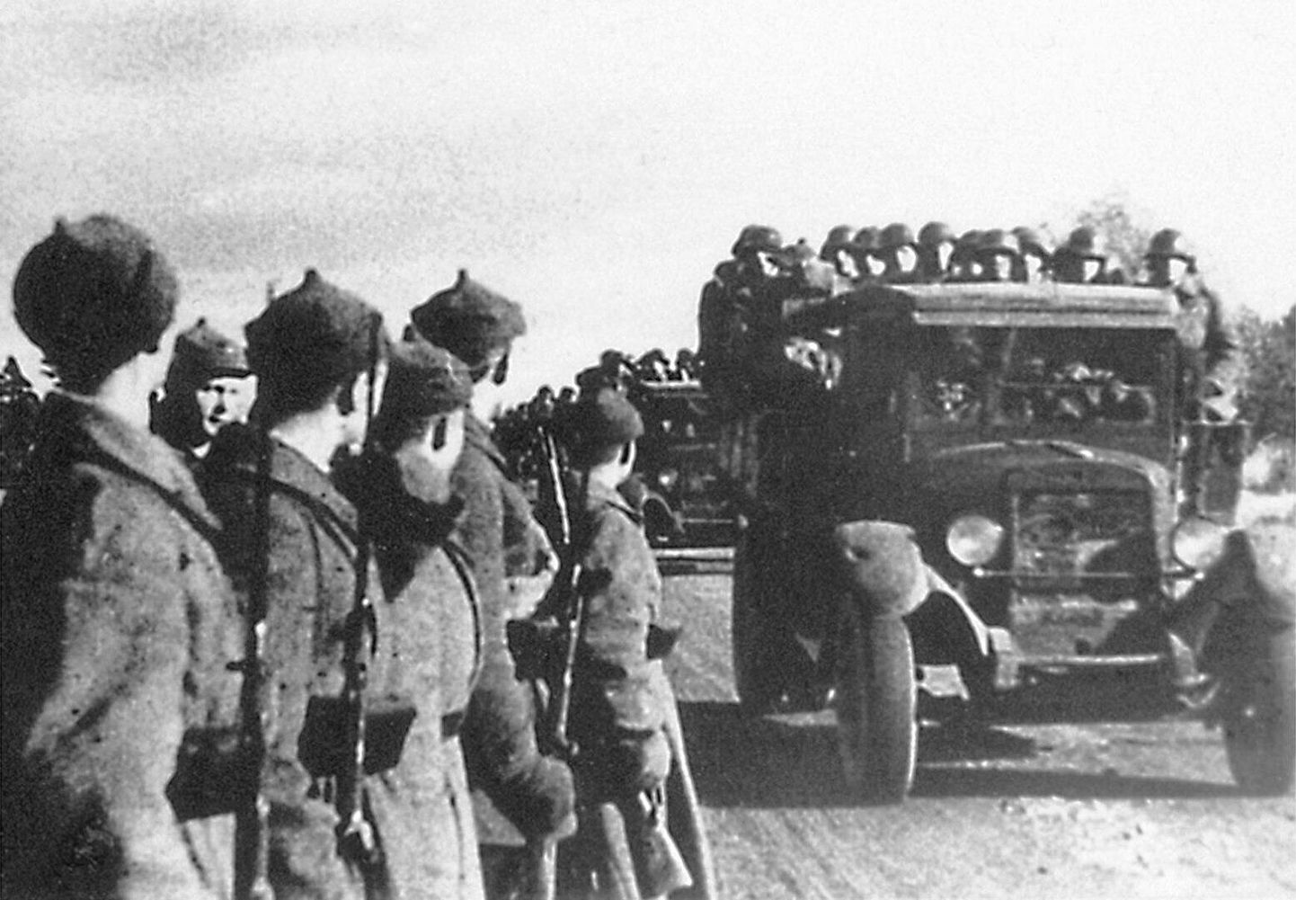Punaarmee motoriseeritud üksused sisenemas sügisel 1939 Eestisse.