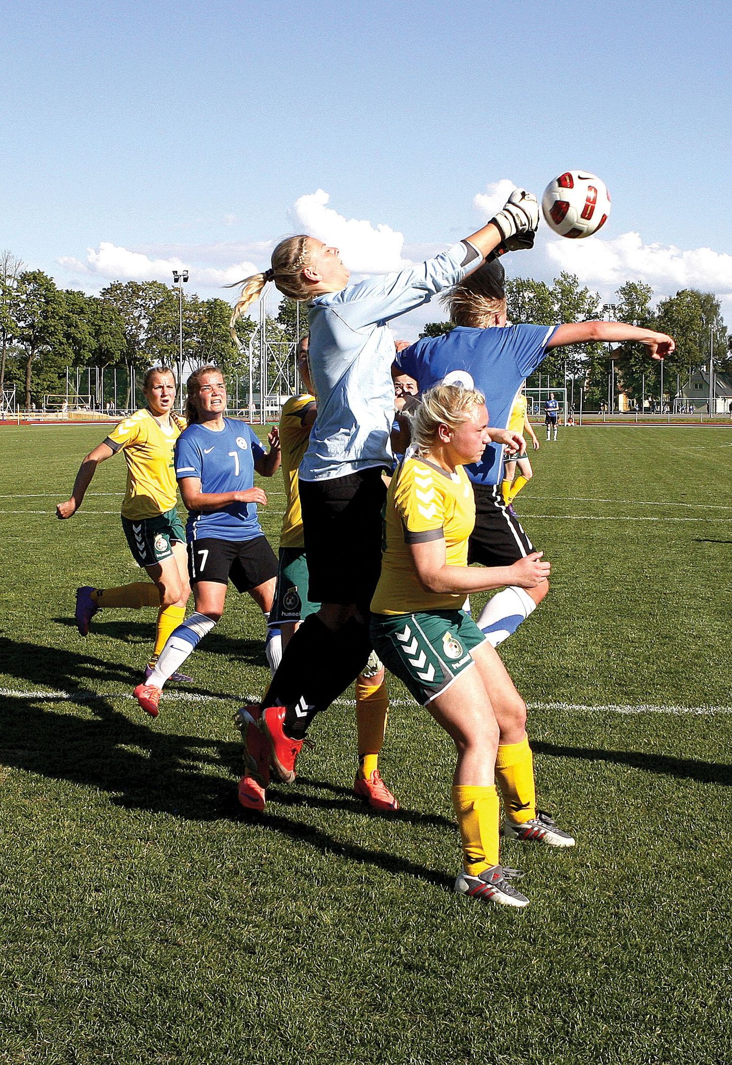 Teise koha sai turniiril Leedu naiskond, kellega eestlannad kohtusid reedel. Liis Emajõe (seljaga) võitleb leedukate väravavahi Greta Kaselytega. Katrin Loo (number 7) jälgib olukorda.
