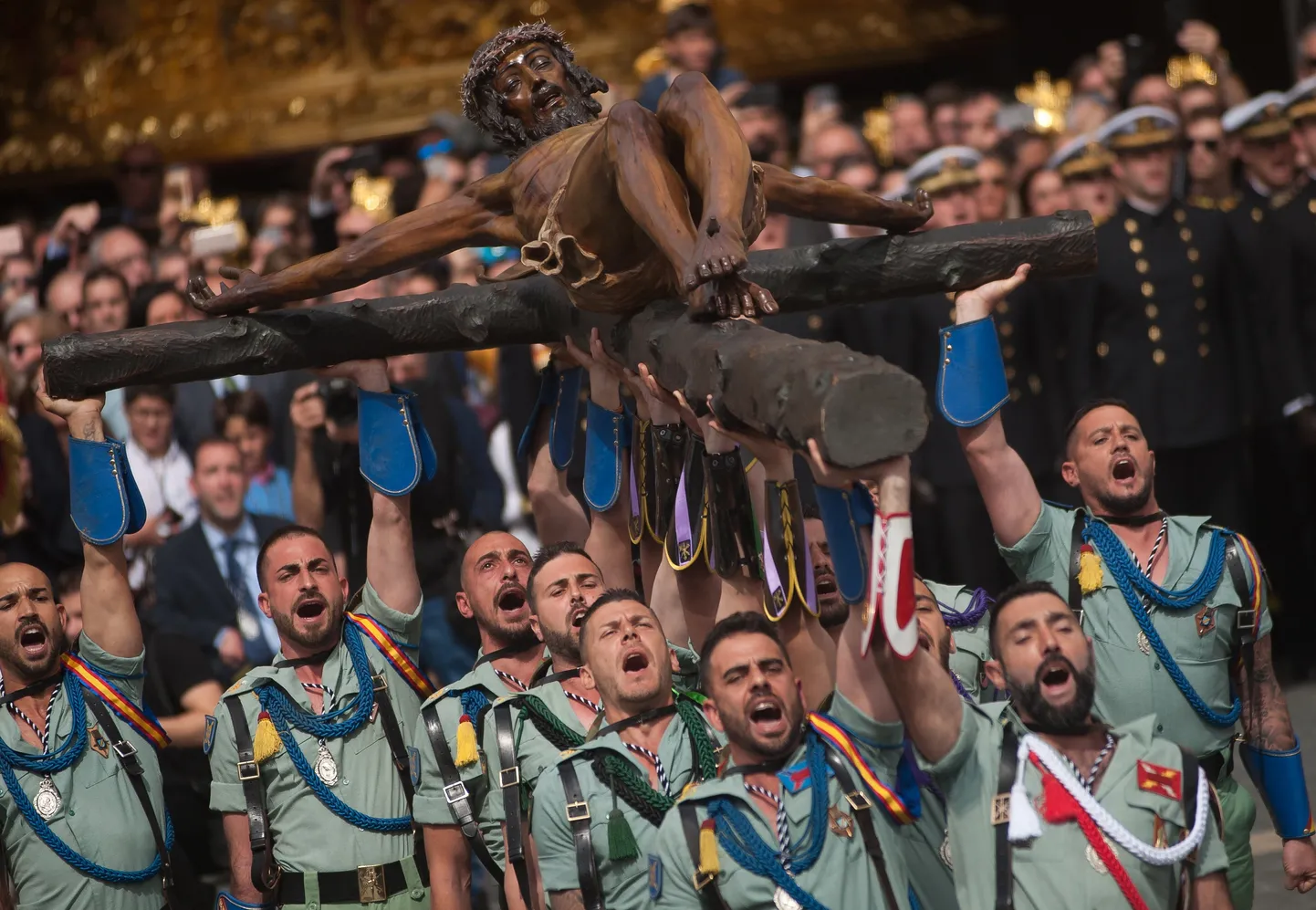 Hispaania leegioni sõdurid «Cristo de la Buena Muerte» kujuga.