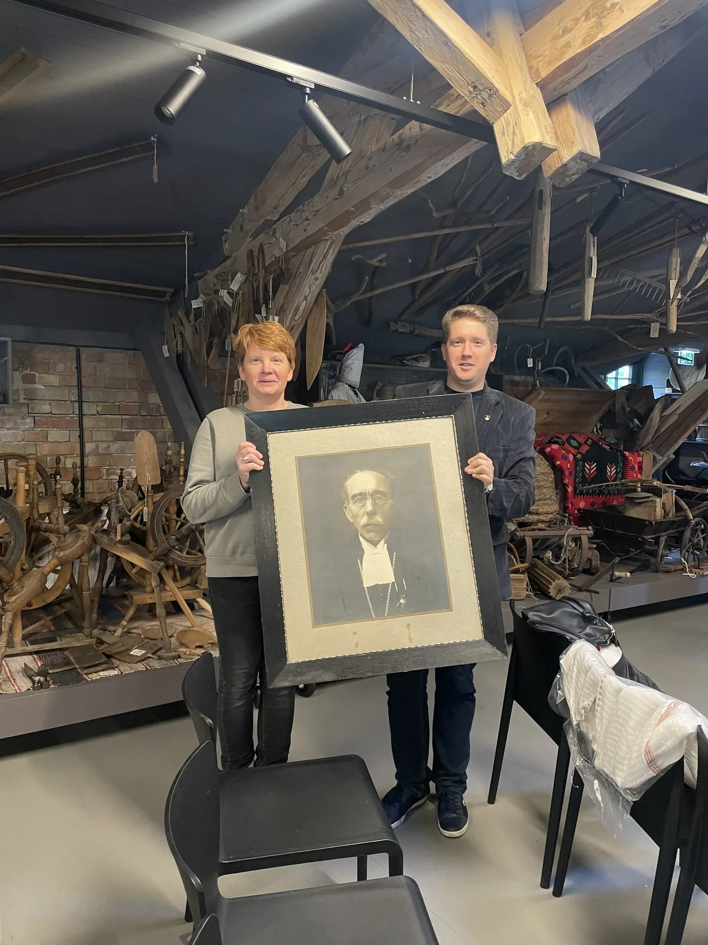 Ründo Mülts andis annetusena saadud foto üle Eva-Liisa Kriisile, kes viib selle fotol oleva mehe kodukanti tagasi.