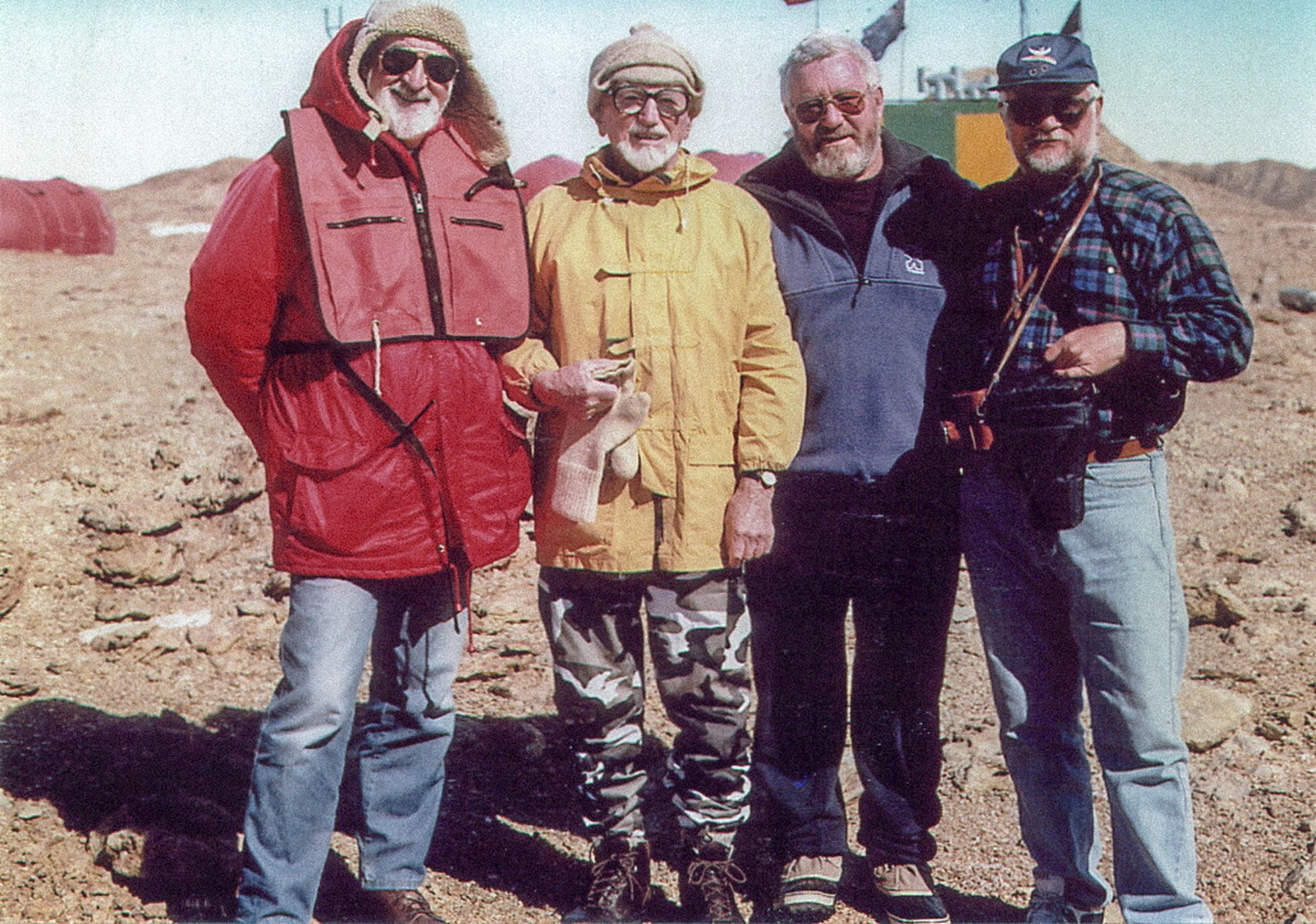 Вместе с заслуженными австралийскими исследователями в оазисе Ларсеманна 9 января 1998 года. Слева направо Патрик Килти, Филипп Лоу, Джеймс Берджесс, Энн Кауп. 
