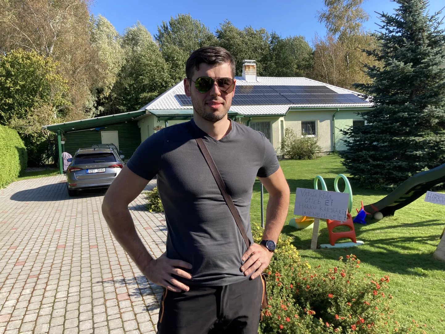 Donatas Braziulis oma kodumaja ees. Kui arendajate plaanid peaksid teostuma, tuleb karjääri serv elamust paarikümne meetri kaugusele.