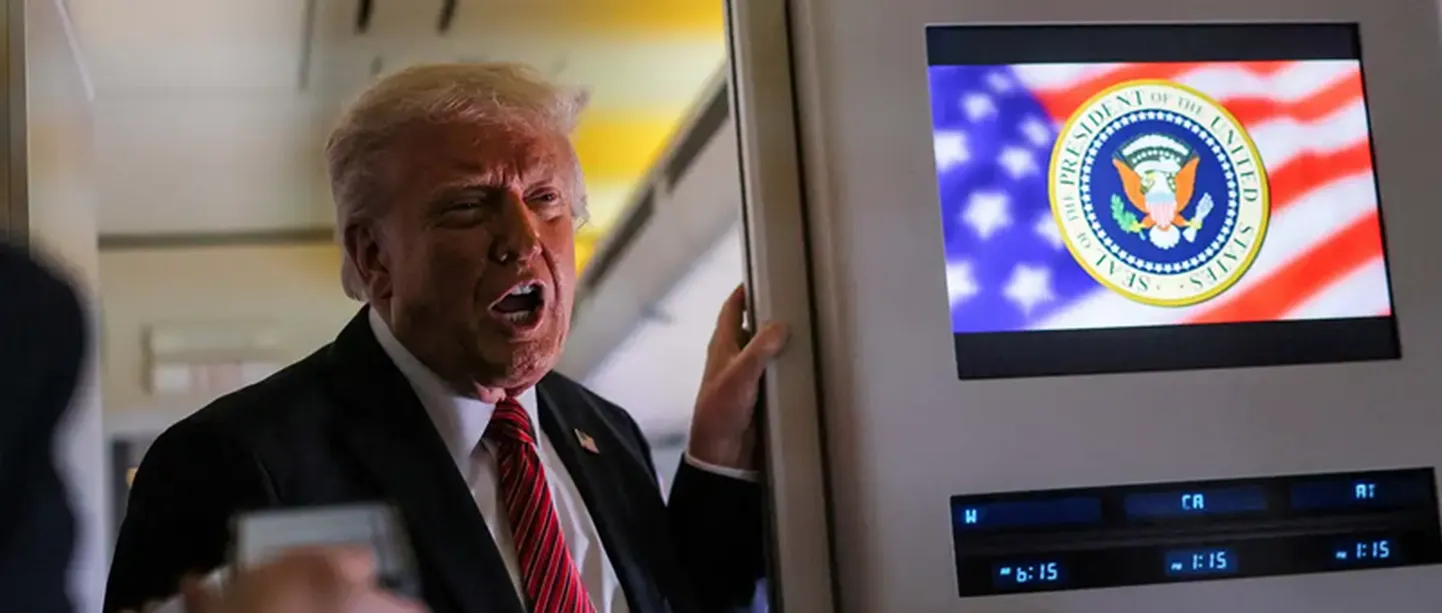 Дональд Трамп на борту Air Force One в ходе турне по Ближнему Востоку