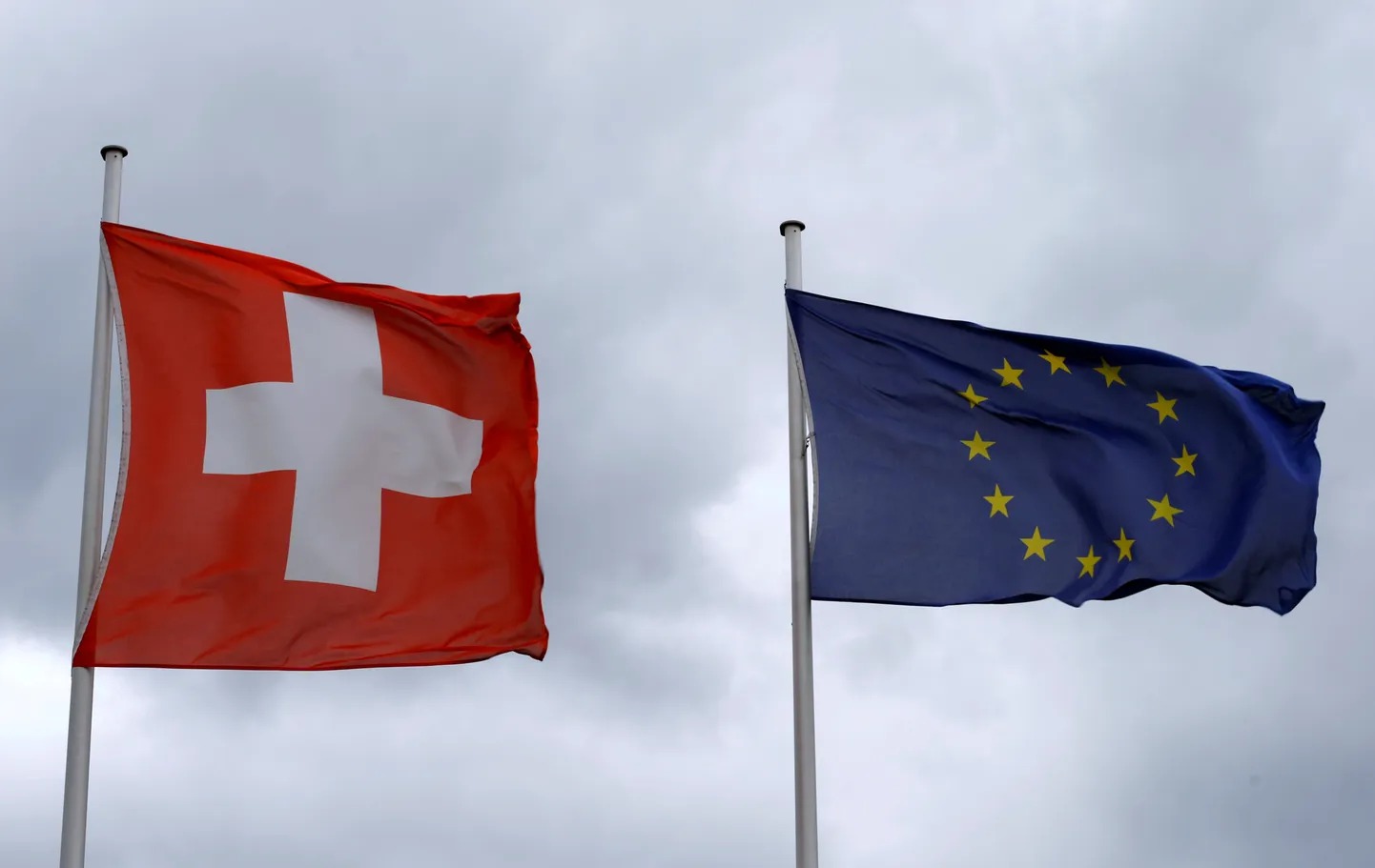 EL-i lipp lehvimas Šveitsi riigilipu kõrval.
