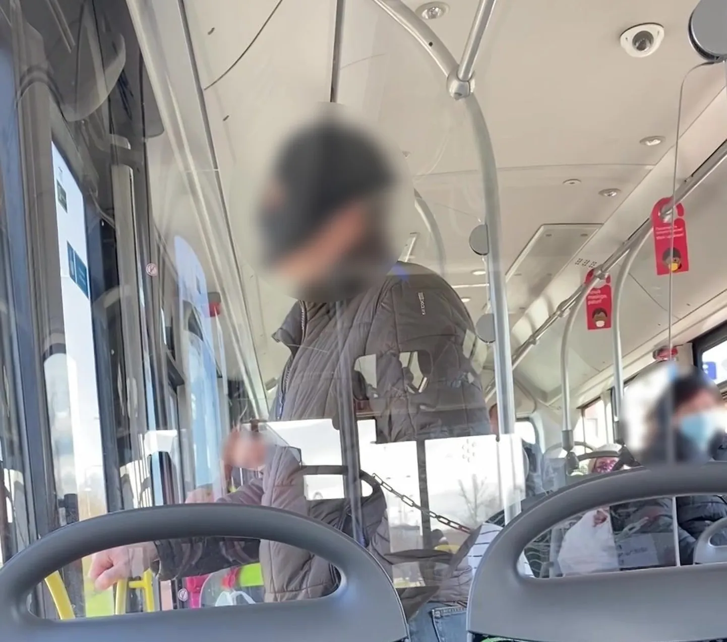 Bussiga sõitnud härra kandis tavatut maski.