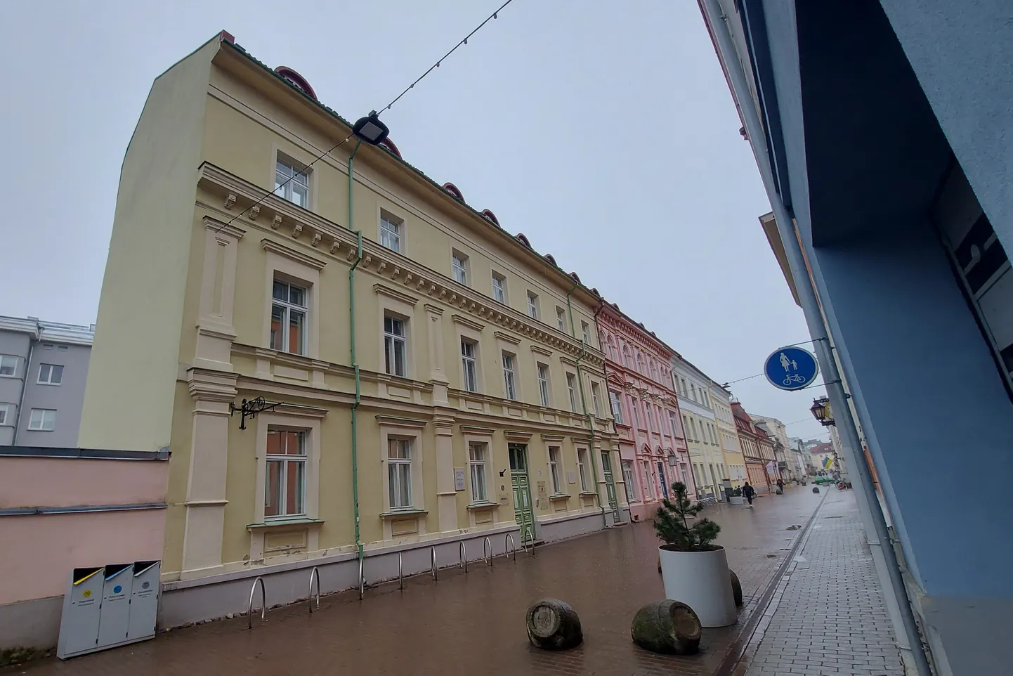 Teiste asutuste hulgas üürib hoones Rüütli 21/23 ruume ka Tartu kunstimuuseum.