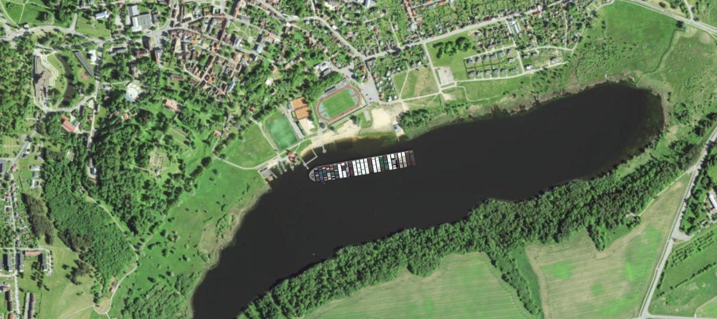 Suessi kanalit blokeerivat konteinerlaeva Viljandi järve paigutades kasutasime fotol vaid poolt järve. Kui terve järv pildile haarata, tunduks suur laev väikse täpina.
