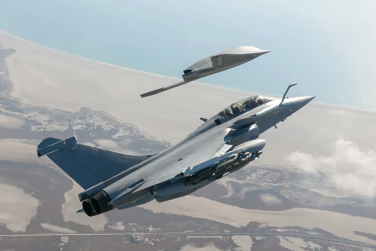 Varem Dassault’ avaldatud pilt hävitajast Rafale koos tulevase «Loyal Wingmani» ehk saatedrooniga.