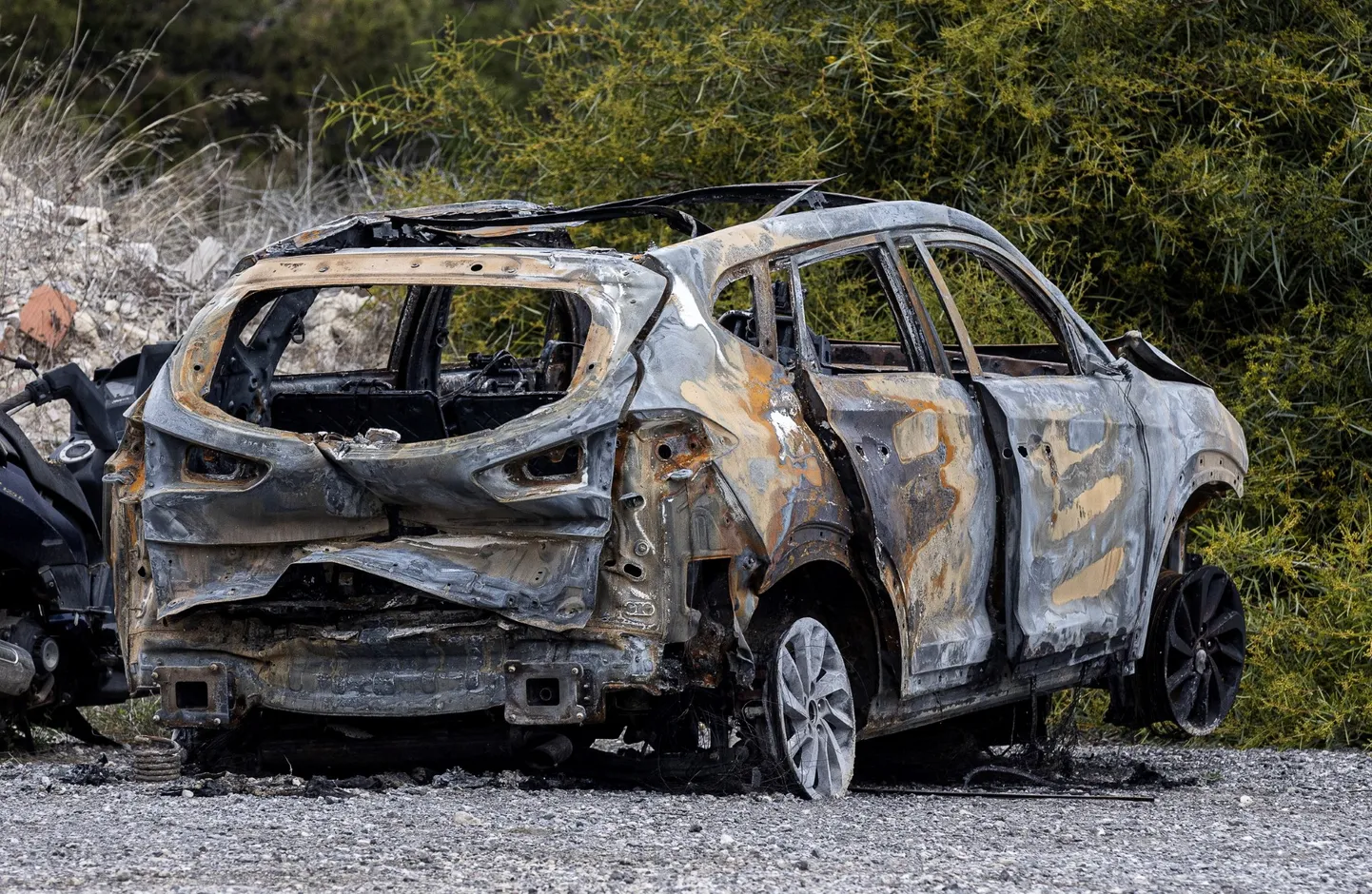 Maxim Kuzminovi elukoha naabruses asuvast EL Campello linnast leiti põlenud autovrakk, mida seostatakse sündmuskohalt põgenenud mõrvaritega, 14. veebruar 2024. a.
