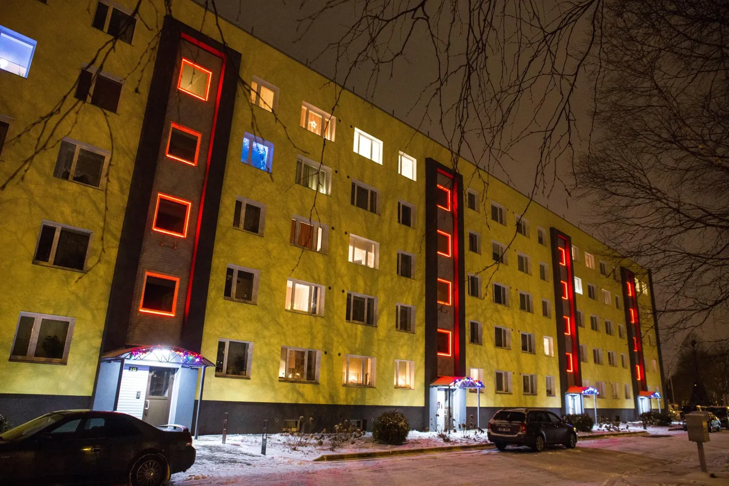 Advendiaja algusega süttisid Pärnu kesklinna tänavatel ja parkides, aga ka paljudes kodudeski jõulutuled.