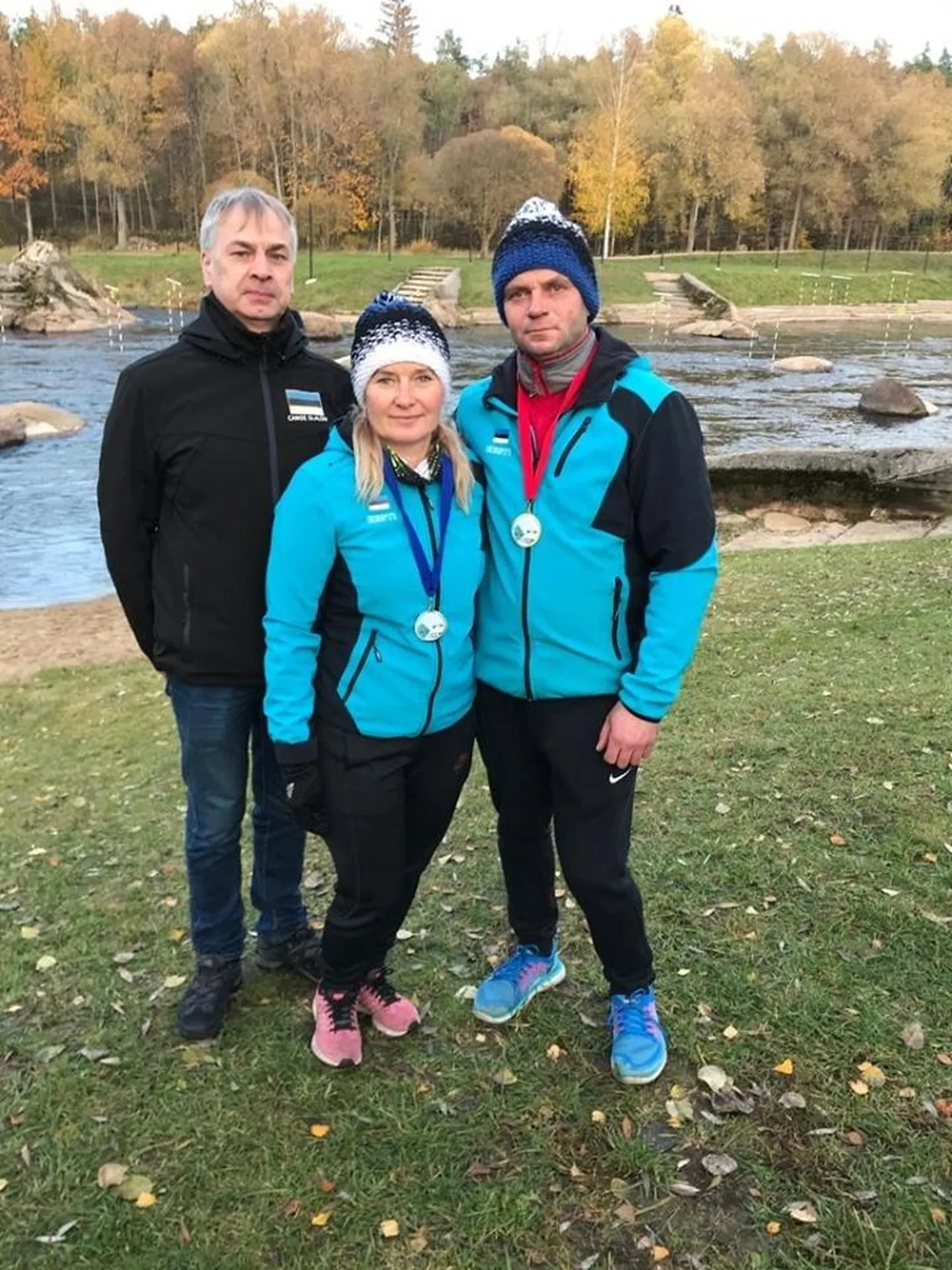 Ago Kastemäe (vasakult), Külli Raudsalu ja Argo Raudsalu hoiavad Lääne-Viru maakonnas au sees süstasporti.