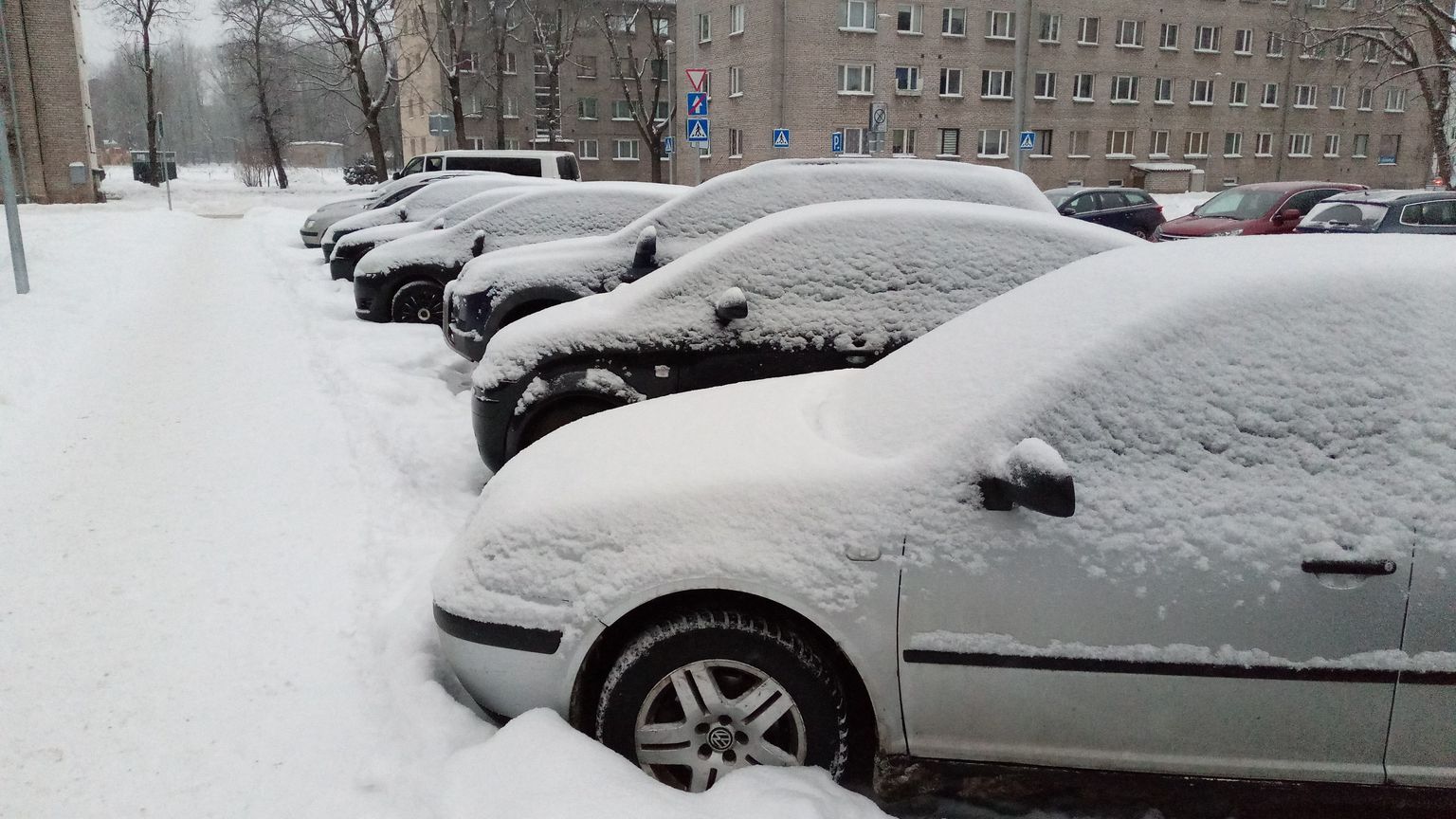Автомобили под снегом. Иллюстративное фото.