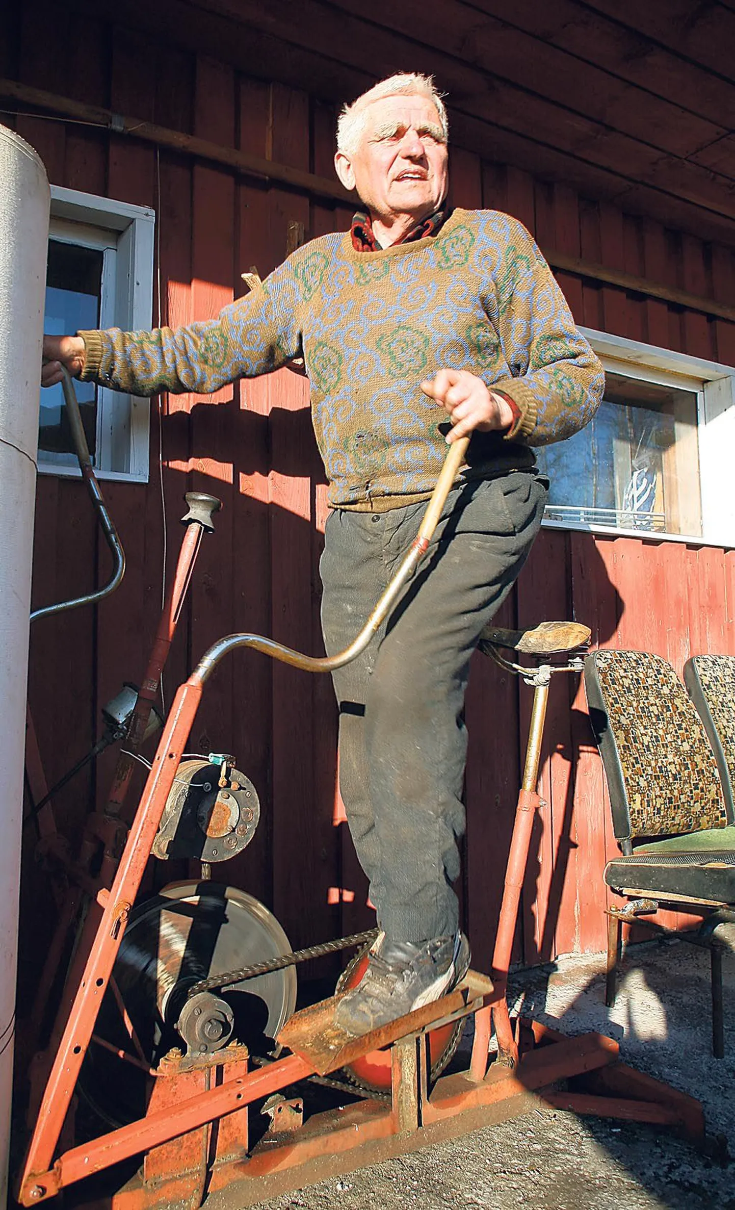 Igas Imanta koduõue nurgas võib kohata mõnda imemasinat. Pildil tallab mees omavalmistatud trenašööri.