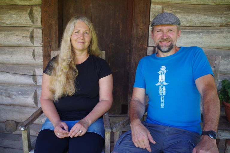 Sigre Andreson ja Ain Raal on oma kodus, Rikka Ivvani talus, juba 20 aastat pillilaagrit korraldanud.