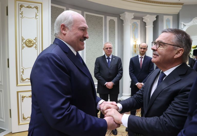 Minskis tervitas 11. jaanuaril Valgevene president Aleksandr Lukašenka Rahvusvahelise jäähokiföderatsiooni presidenti Rene Faselit. 