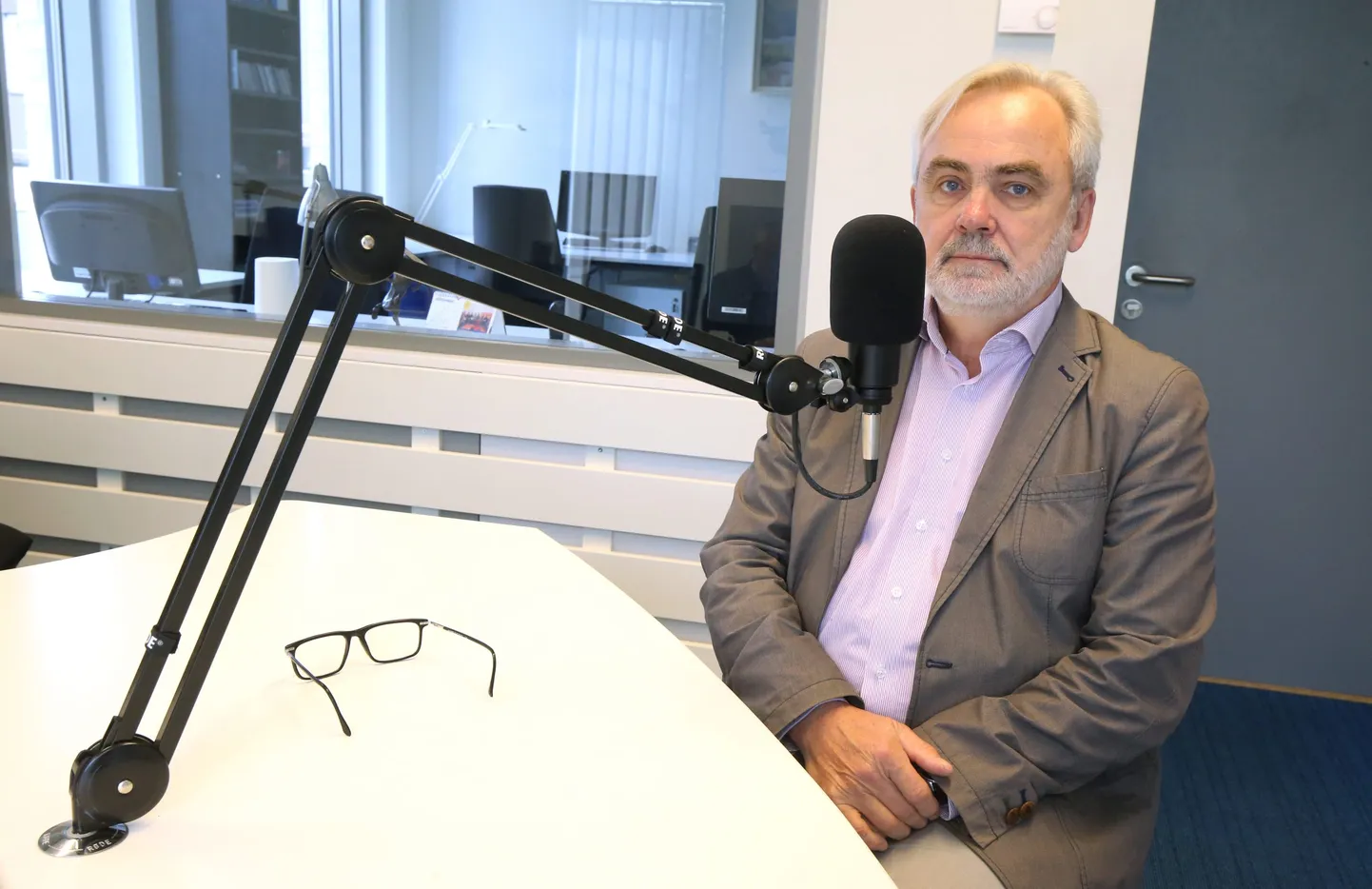 Akadeemik Valter Lang selgitamas Postimehe taskuhäälingus läänemeresoomlaste tulemisi.