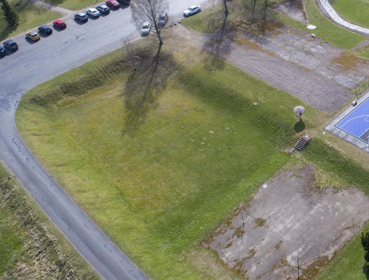 Võrkpalliväljak tuleb kooli staadioni kaugeimas nurgas asuvasse süvendisse ja peaks valmima veel sel sügisel.