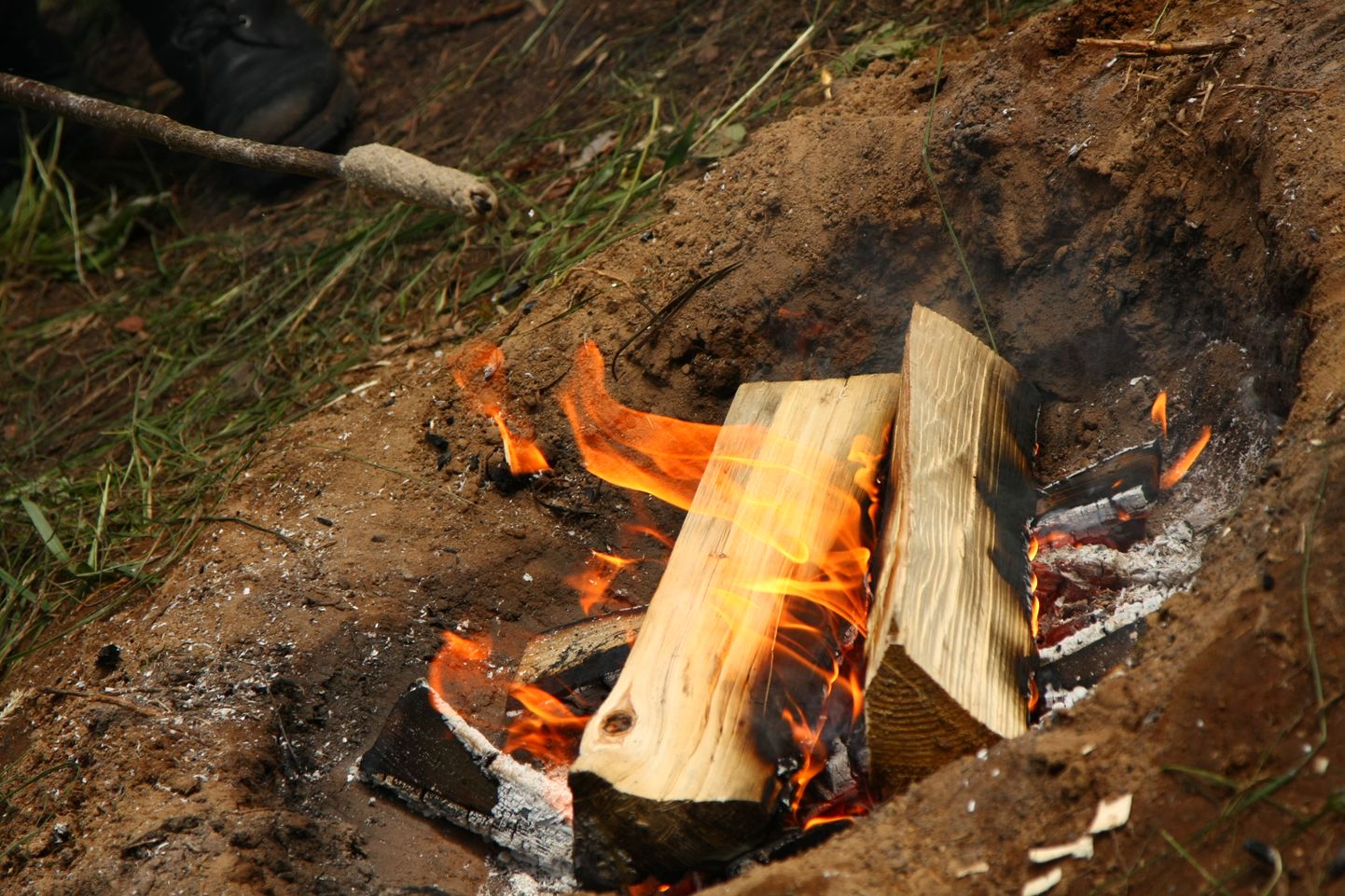 Päästeameti teatel tuleb lõkkease teha mittesüttivale pinnale.