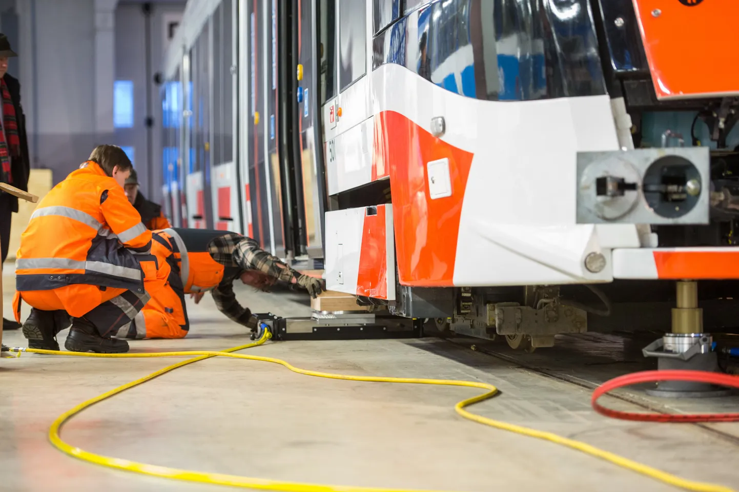 TLT töötajad õppisid koolitusel seda, kuidas rööbastelt maha jooksnud tramm jälle õigesse kohta tagasi tõsta.