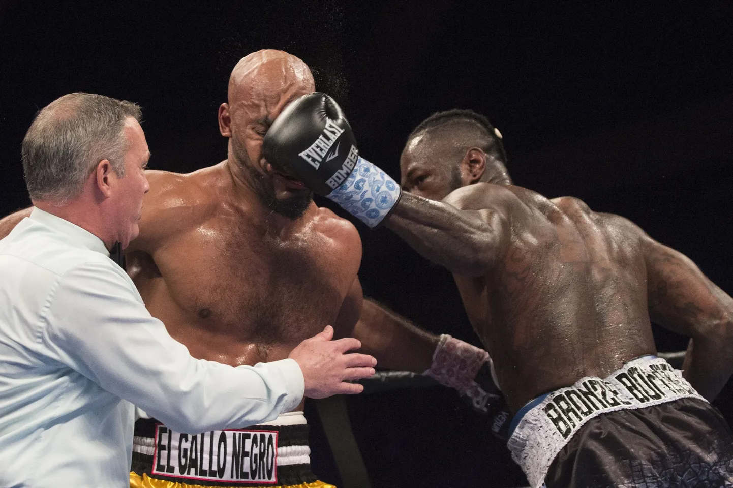 Deontay Wilder (paremal) alistas tehnilise nokaudiga Gerald Washingtoni.