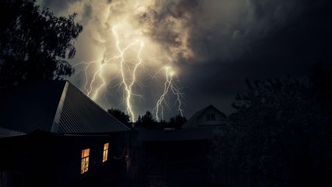 Zaradi udara strele poškodovana cerkev Sv. Alberta v Rigi in bližnje stavbe