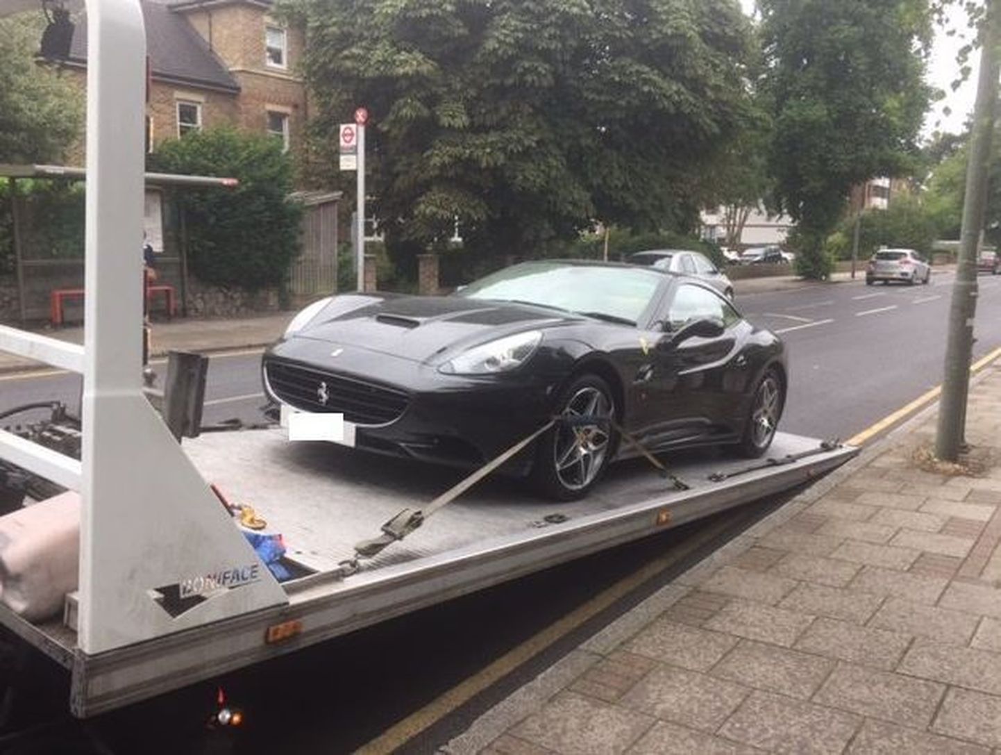Londoni politsei poolt konfiskeeritud Ferrari