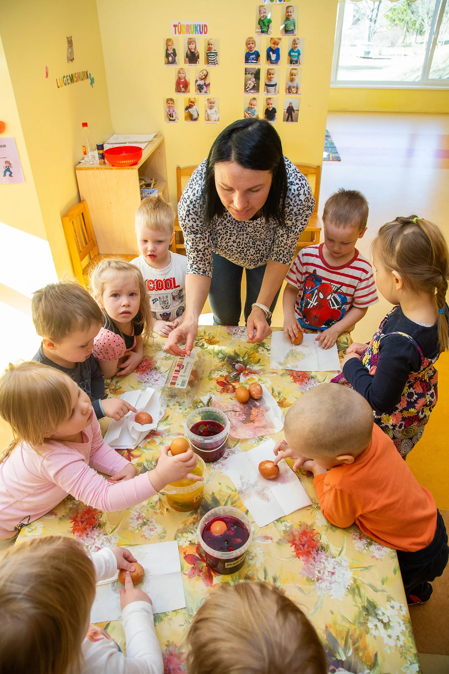 Pruuni koorega munad saab peedi, äädika ja kurkumi abil kenasti värviliseks, selles said veenduda ka Koeru lasteaia Pääsusilmade rühma lapsed ja õpetaja Pille Ruotsalainen.