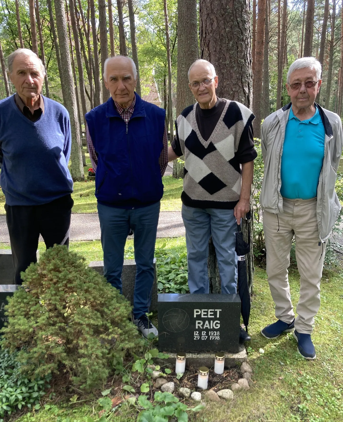 Kalevi 1968. aasta võrkpallikoondise mehed Peet Raigi haual.