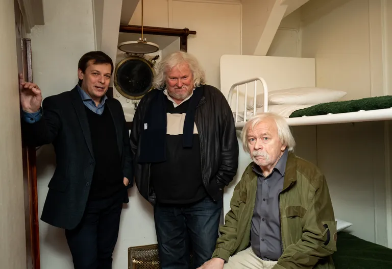 Suure Tõllu koju toojad jäämurdja kajutis. Vasakult meremuuseumi kunstnik Roman Matkiewicz, muuseumi direktor Urmas Dresen ja ajaloolane Mati Õun.