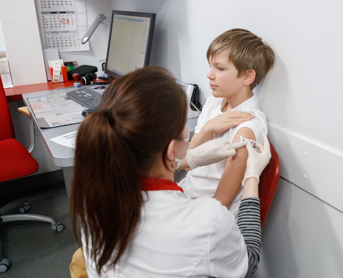 Lapsi vaktsineeritakse Pfizer-BioNTech vaktsiiniga, mis sisaldab kolm korda vähem toimeainet kui täiskasvanute vaktsiin.