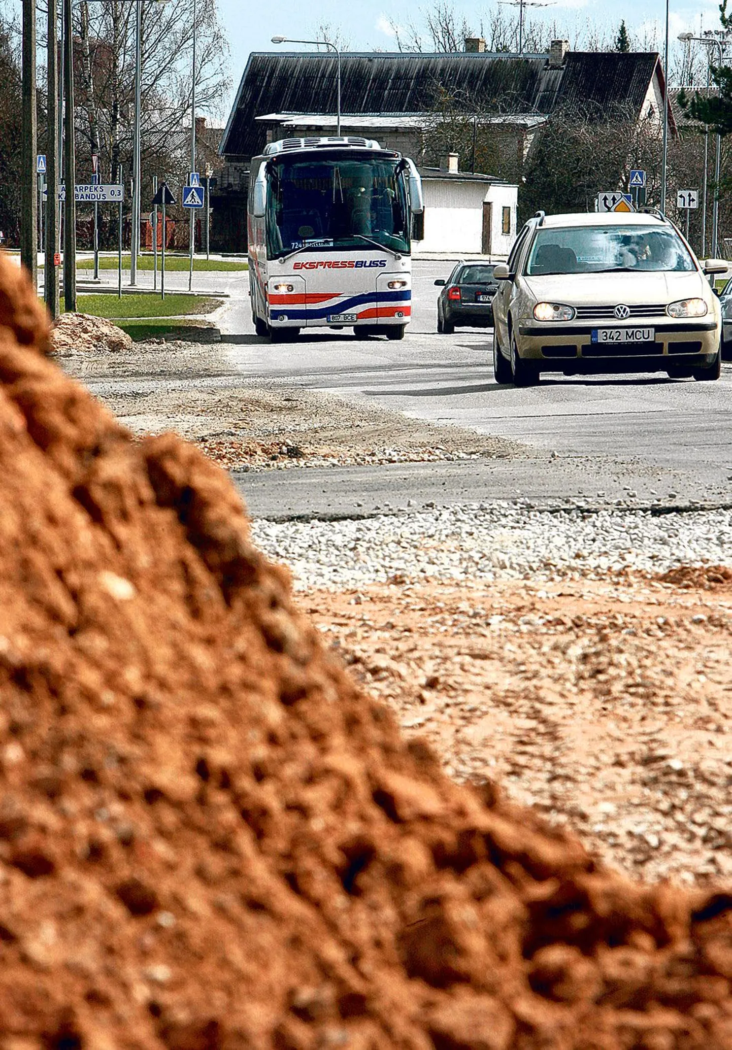 Ilmatsalu tänava kaudu käib linna otsuste tulemusel Tallinna-suunaline kaugbussiliiklus, aga ometi on see Tartu suurtest sissesõiduteedest kõige kehvemas korras.