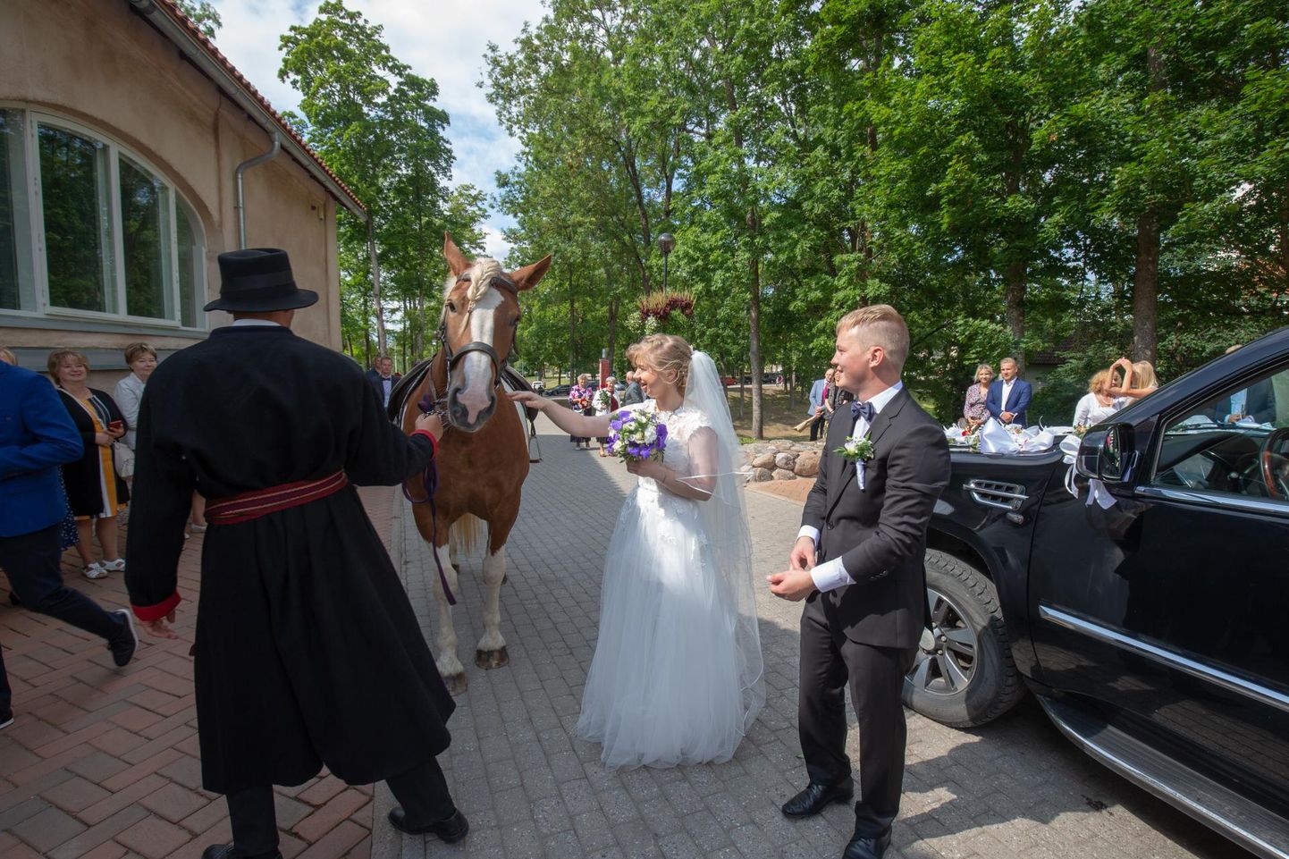 Pruut saabus pulma ühe hobujõu ja peigmees 403 hobujõuga.