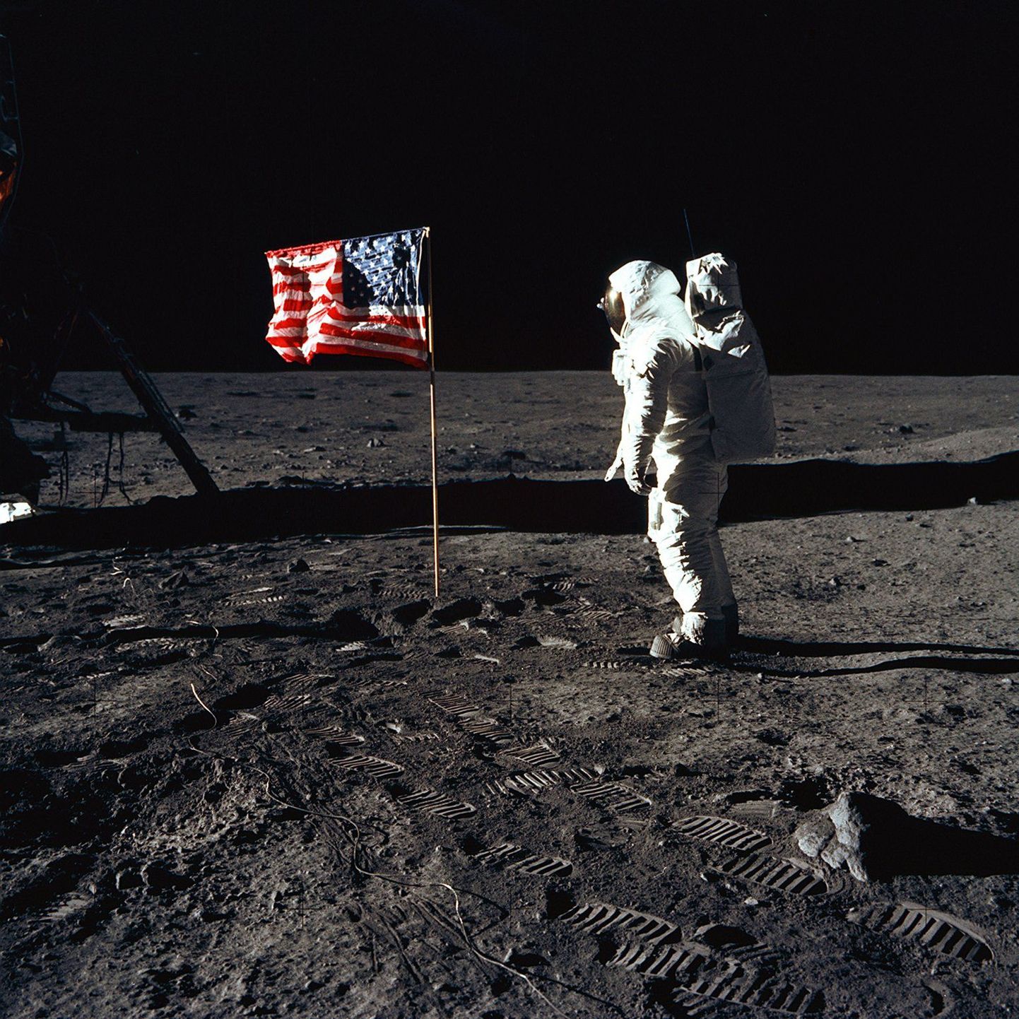 Buzz Aldrin 40 aasta eest Kuule heisatud USA lipu juures. NASA koduleheküljel on kirjas, et tema ja Neil Armstrongi jalajäljed jäävad sinna miljoniks aastaks, sest Kuul pole tuult, mis neid ära puhuks.