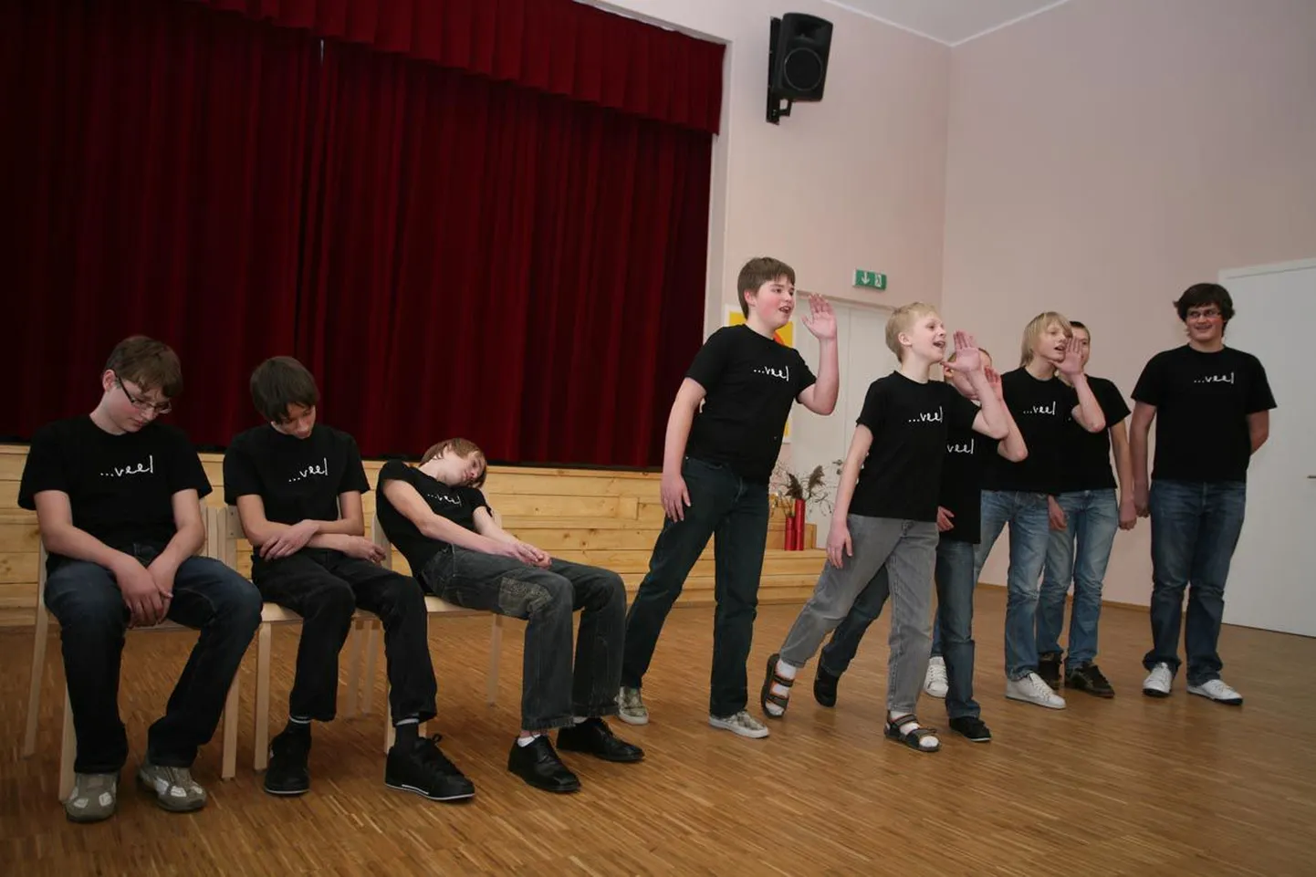 VI-VII klasside vanuserühmas jäi Türi gümnaasiumi tütarlastega esikohta jagama Türi kultuurimaja VI-VII ansambel Poissmehed, mida juhendab Tea Saar. Pildil on parasjagu esitamisel Tiina Kivimäe laul «Mozarti vastu ma ei saa», Kaarel Orumägi (paremal) pälvis Figaro eripreemia.