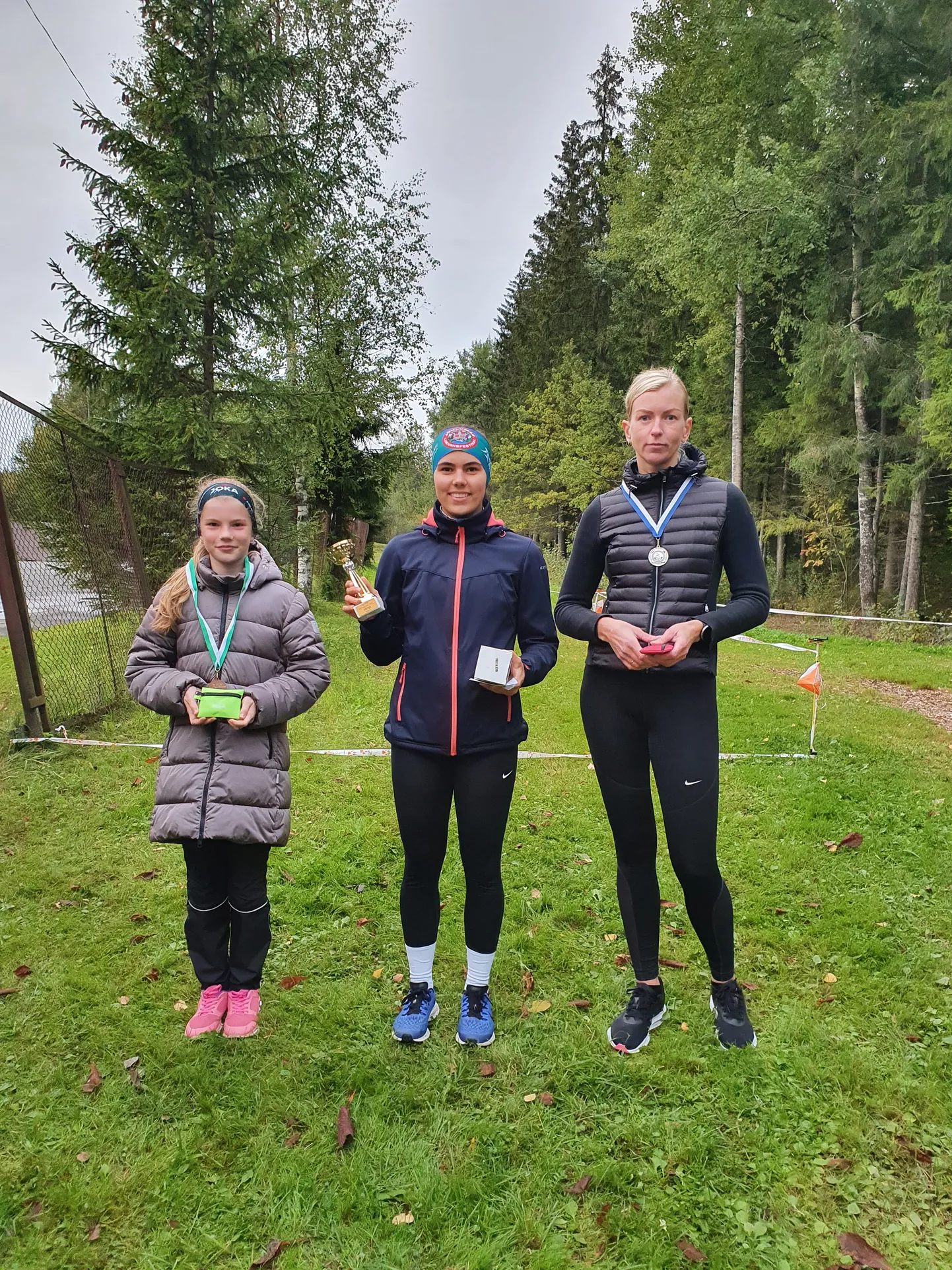 Fotol naiste põhiklssi esikolmik Annaliisa Aren, Karolin Surva ja Kaire Lavrinenko.