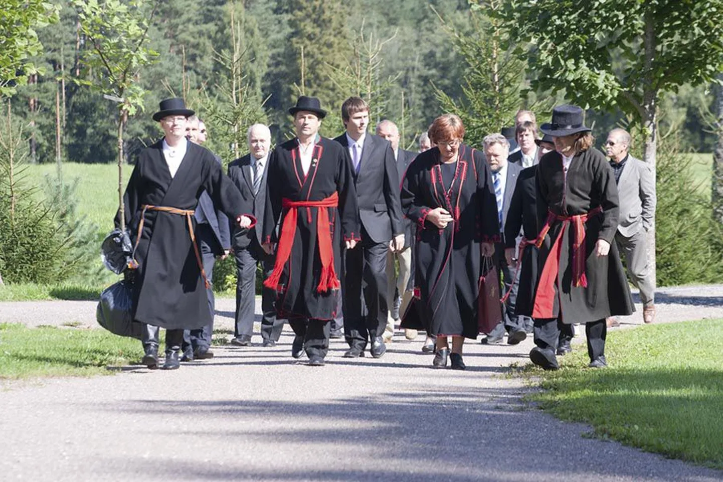 Ärmale presidenti õnnitlema tulnud omavalitsustegelaste delegatsiooni eesotsas sammusid mulgid, nagu iidses Mulgi talus kohane.