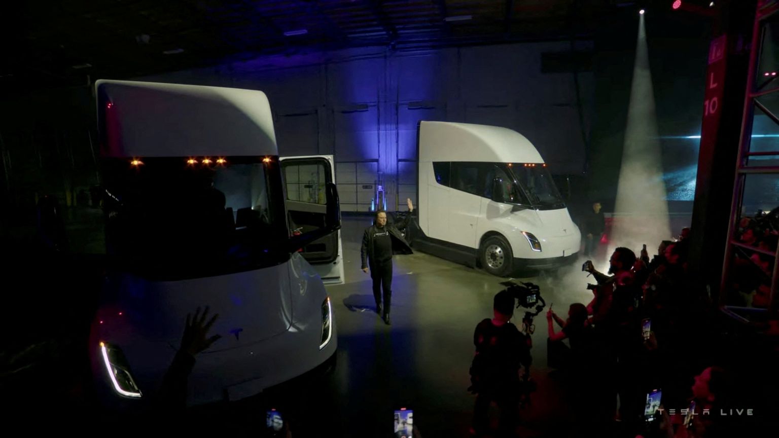 Tesla esitles oma Semi veoautot otseülekandega üritusel.