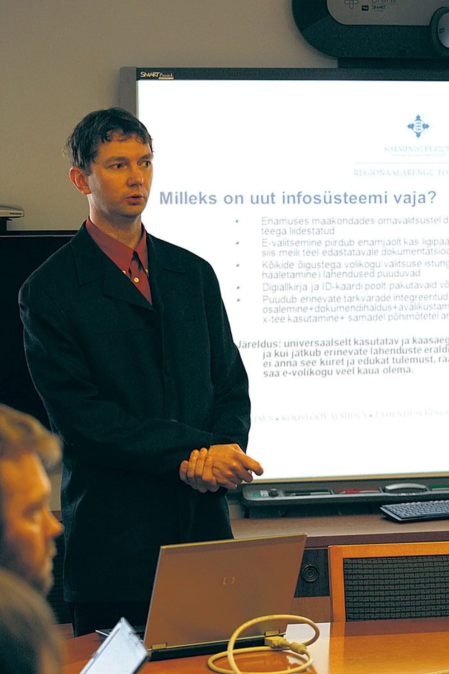 Projektijuht Henri Pook tutvustas reedel kohalike omavalitsuste tööd moderniseerivat infokeskkonda Volis.