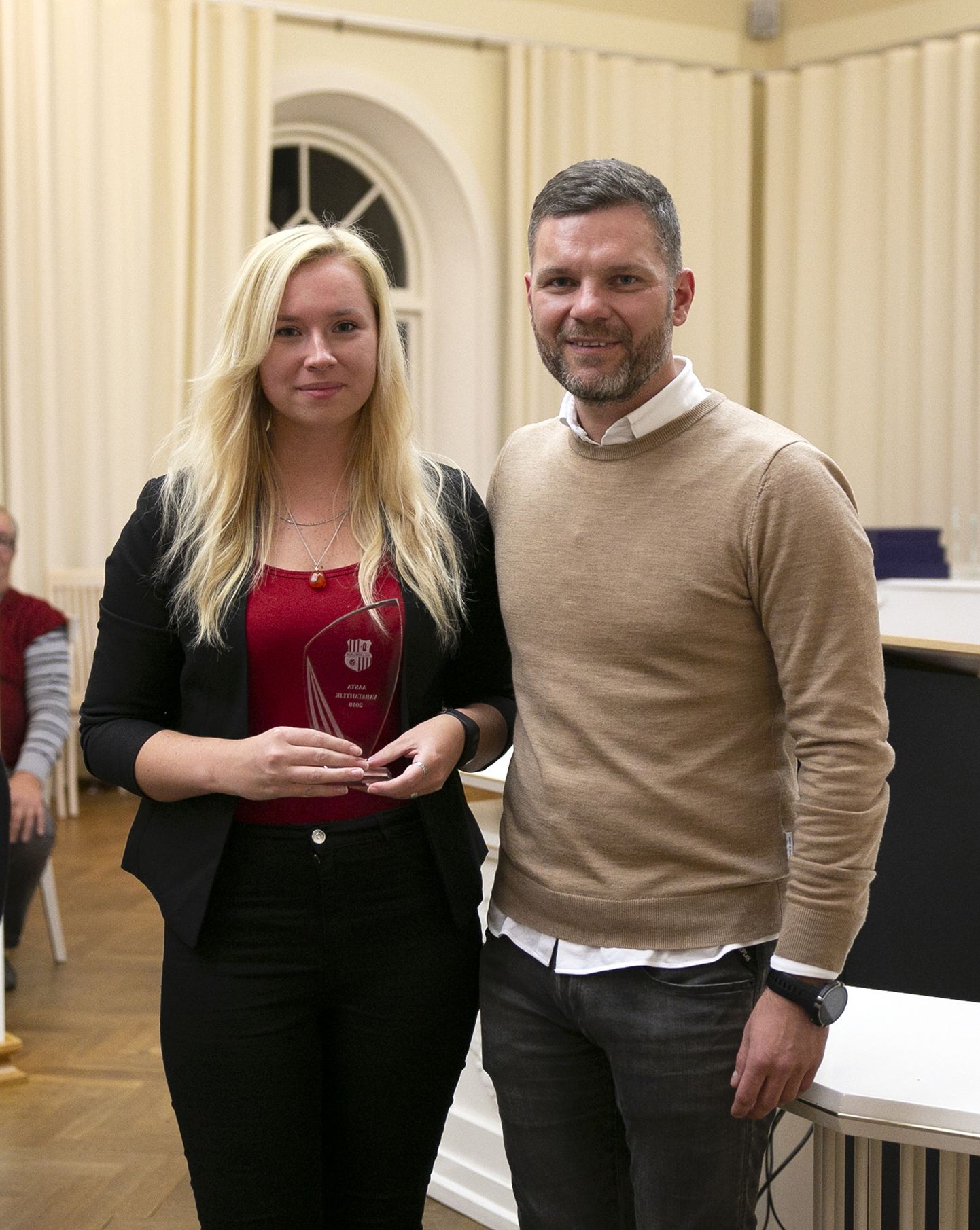 Paide linnameeskonna aasta vabatahtlik 2019 Aile Orgla ja klubi president Veiko Veskimäe.